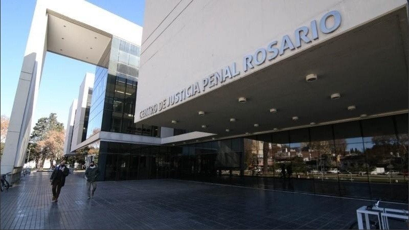 El tribunal encontró al acusado culpable de homicidio agravado por uso de arma de fuego.