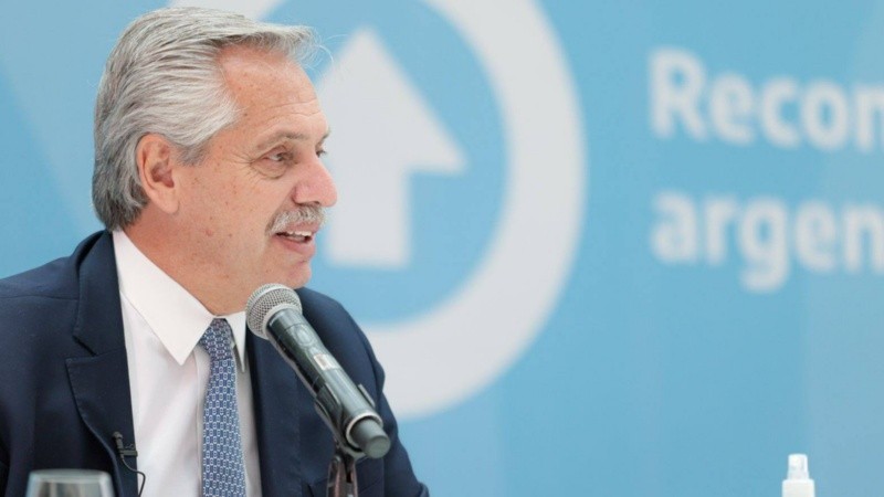 El mandatario dio señales de la continuidad de su gabinete durante la presentación de la ley de Compre Nacional.