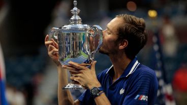 El ruso besa el trofeo tras su consagración en el US Open