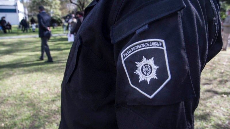 Los uniformados le robaron la plata al delincuente que había asaltado un negocio.