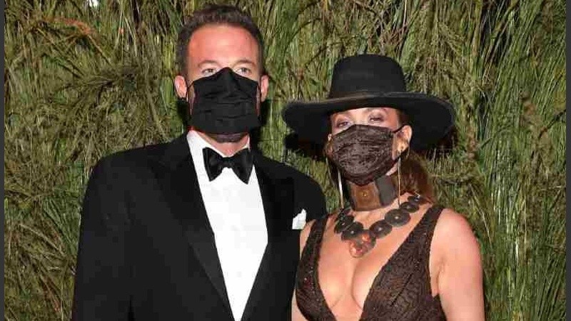  Según la marca, un equipo de quince artesanos estuvieron trabajando en él durante doce días en el vestido de JLO.