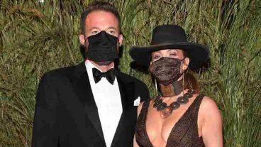 Según la marca, un equipo de quince artesanos estuvieron trabajando en él durante doce días en el vestido de JLO.