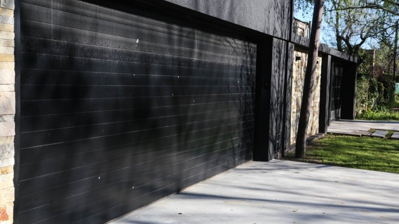 El frente de la vivienda baleada,