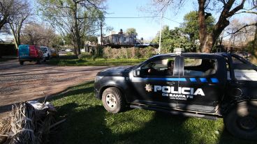 La policía estuvo presente en las inmediaciones de la vivienda baleada este martes por la mañana.