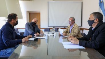 Perotti y sus funcionarios en la reunión de este martes.