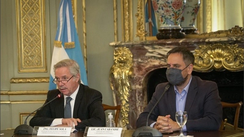 El canciller Felipe Solá y el ministro de Ambiente, Juan Cabandié, durante la firma del acuerdo. 