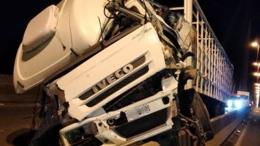 El camión que terminó volcado y dañado.