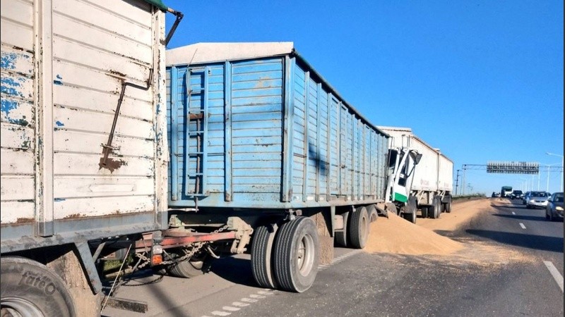 La cabina del que colisionó quedó muy arruinada.