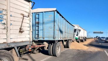 La cabina del que colisionó quedó muy arruinada.