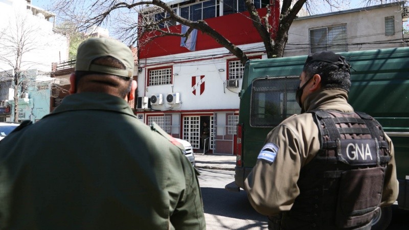 Gendarmería realizaba el despliegue en el club de San Nicolás al 1300.