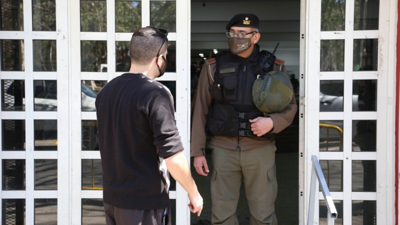 Nadie podría ingresar ni salir del Echesortu mientras se producía el allanamiento este miércoles.