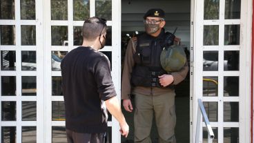 Nadie podría ingresar ni salir del Echesortu mientras se producía el allanamiento este miércoles.