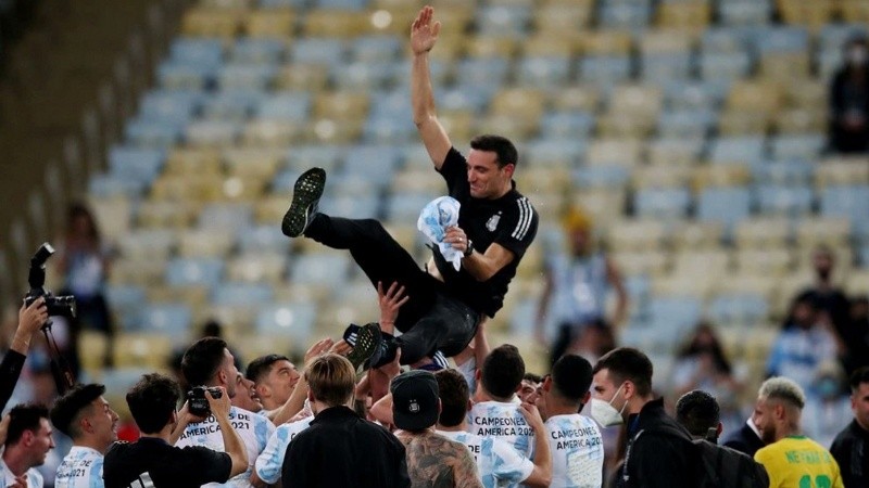 El título de la Copa América, transformó a Scaloni en una suerte de deidad para los tuiteros.