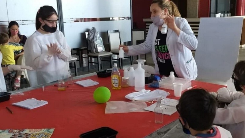 Niñas y niños de todas las edades haciendo ciencia, en acción.