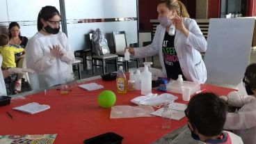 Niñas y niños de todas las edades haciendo ciencia, en acción.