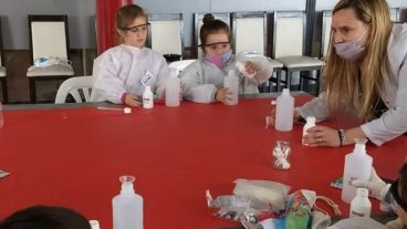 Muchas preguntas, materiales, juegos, emoción y pura química en acción.