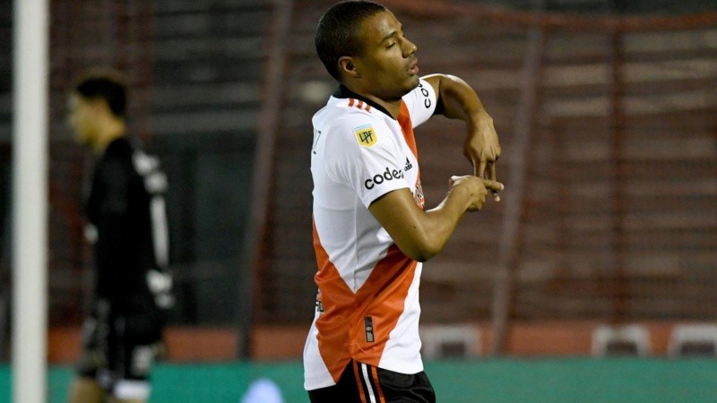 Detrás del festejo de De la Cruz, Alan Aguerre se lamenta porque River gana desde la primera llegada.