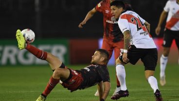 Julián Fernández se debate ante Enzo Pérez.
