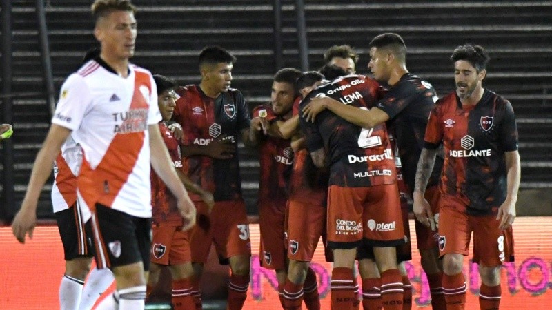 Lema y el resto de sus compañeros van a abrazar a Ignacio Scocco tras su golazo.