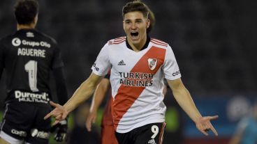 Julián Álvarez definió notablemente ante Aguerre.