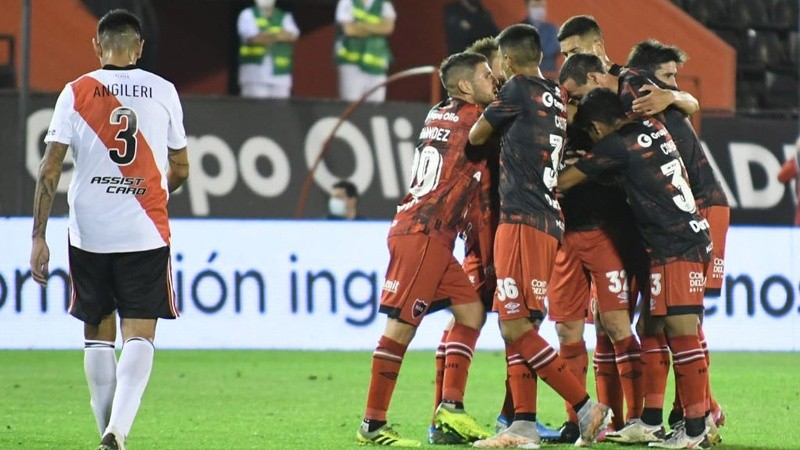 El equipo abraza a Scocco, el mejor de Newell's.
