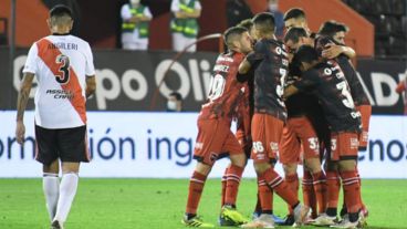 El equipo abraza a Scocco, el mejor de Newell's.