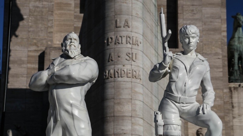 Las estatuas de la serie en el Monumento a la Bandera.