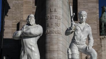 Las estatuas de la serie en el Monumento a la Bandera.