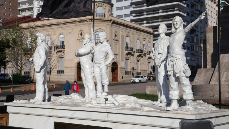 Las estatuas de la serie en el Monumento a la Bandera.