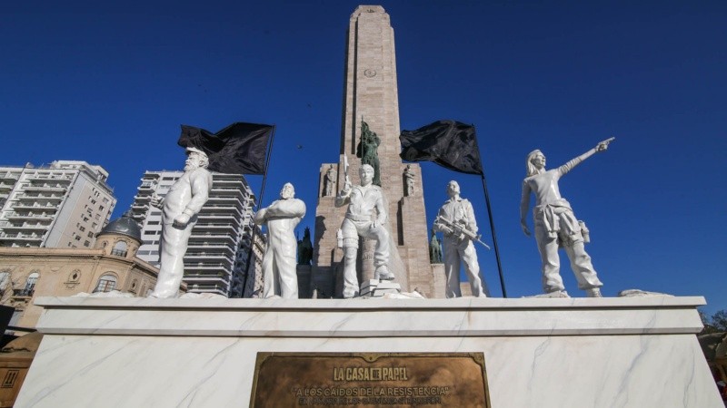 Las estatuas de la serie en el Monumento a la Bandera.