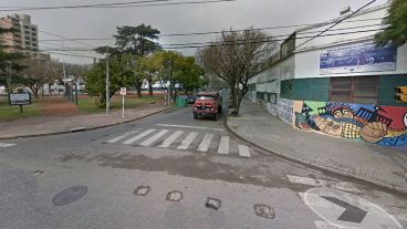 Los padres se quejaron porque los alumnos y alumnas están obligados a ir a almorzar fuera de la escuela.