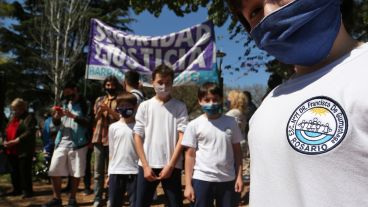 Abrazo solidario de padres, alumnos de la escuela Gurruchaga y vecinos de la institución educativa.