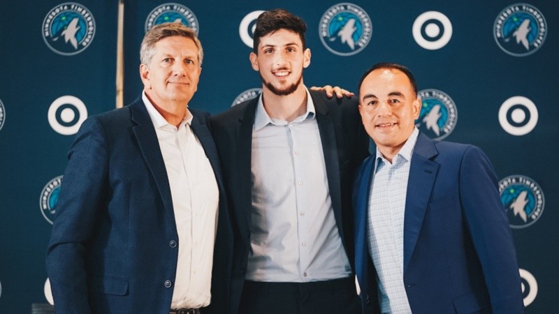 Leandro Bolmaro ya fue presentado como nuevo jugador de los Wolves, equipo que lo eligió en 2020.