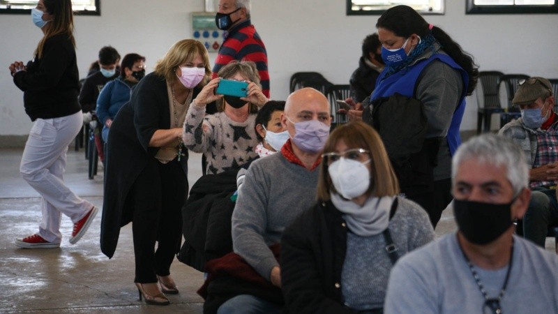 Inicialmente, las autoridades sanitarias argentinas establecieron un plazo de 14 días entre ese inmunizante y otro del calendario, por precaución.