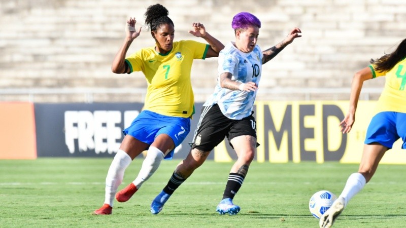 Yamila Rodríguez busca escapar a la marca de dos brasileñas en el primer amistoso.