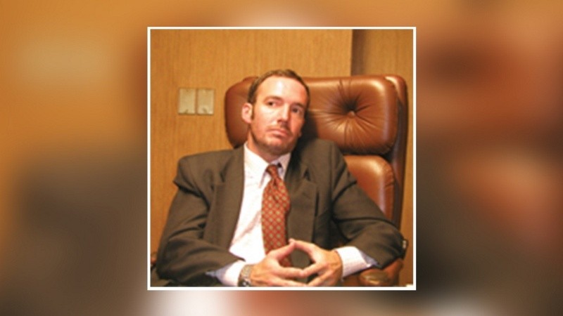 Ross es un abogado administrativista nacido en Gualeguaychú, Entre Ríos, con experiencia en la gestión pública de la comunicación.