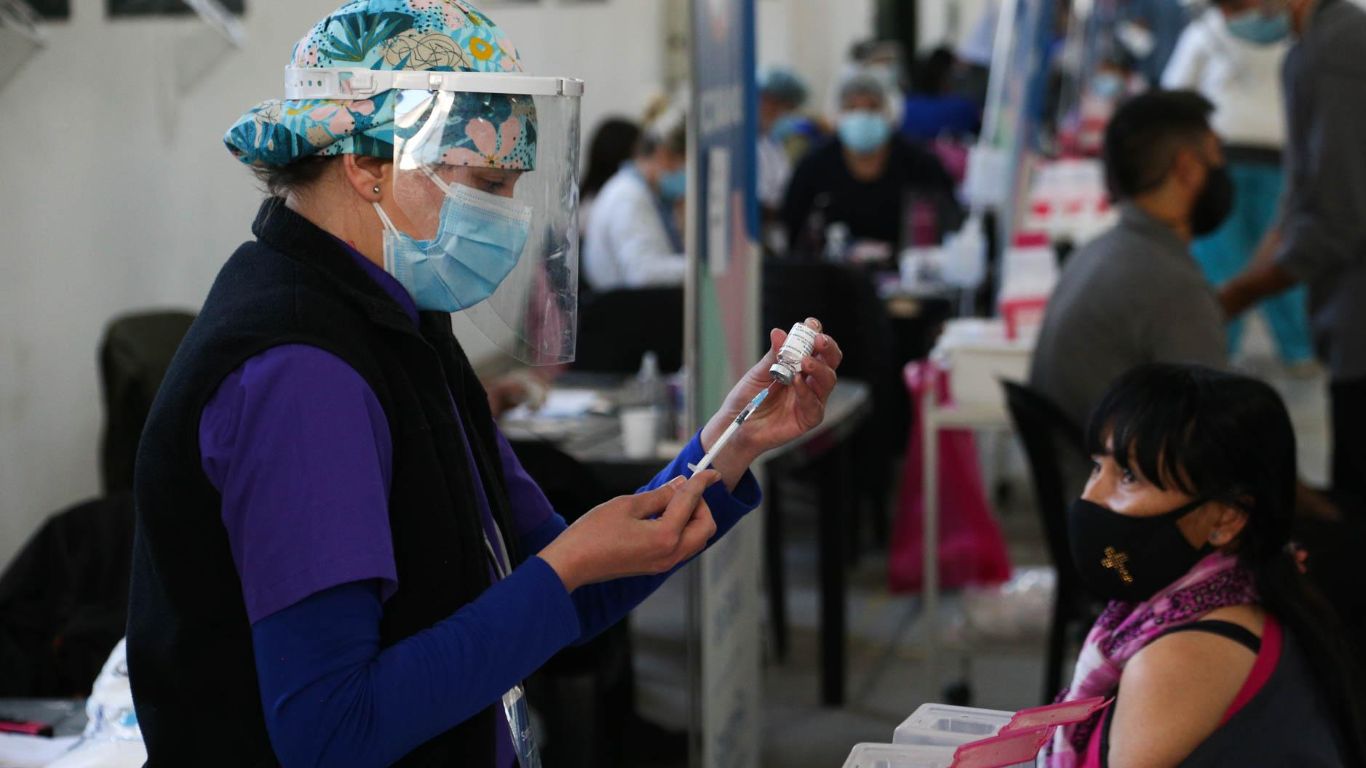 Tercera dosis de la vacuna contra el coronavirus: Santa Fe, entre las provincias que más la aplicaron