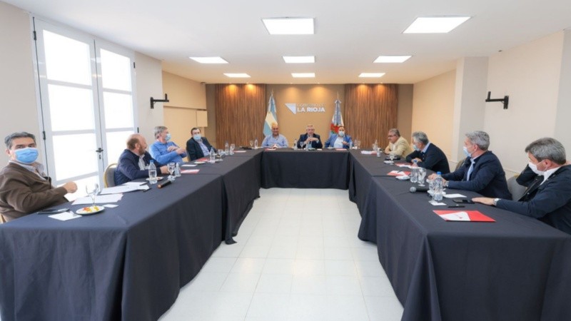 El presidente y los gobernadores que participaron de la reunión de forma presencial.