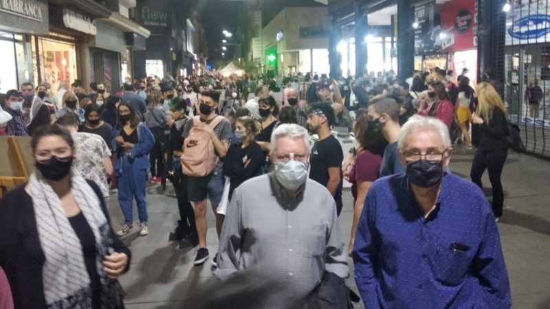 Las peatonales explotadas de gente como hacía tiempo.