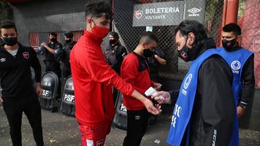 Los socios votando este domingo en el club.