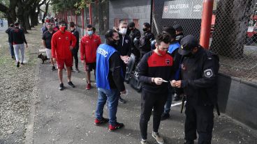 Los socios votando este domingo en el club.