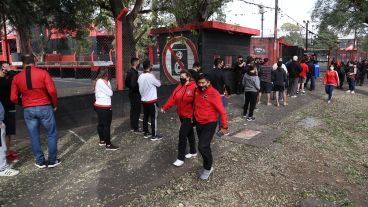 Los socios votando este domingo en el club.