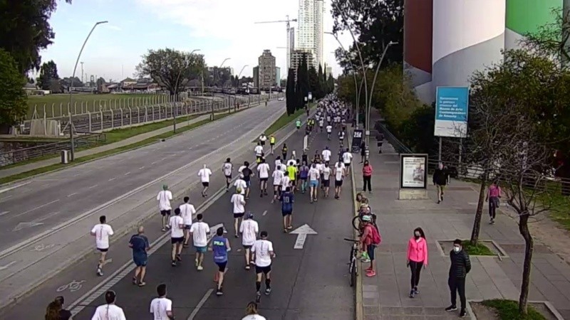 Los atletas al recorrer la zona de los silos Davis.