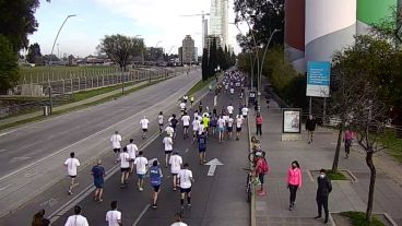 Los atletas al recorrer la zona de los silos Davis.