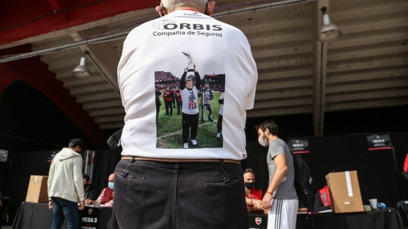 Un socio y una camiseta con la foto del Tata Martino.