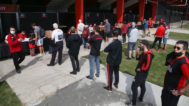 Los socios este domingo votando en el Coloso.