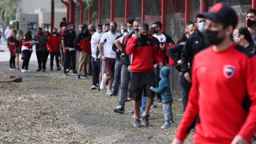 Mucha gente se acercó desde temprano al Coloso.