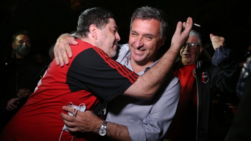 El festejo de Astore con sus seguidores sintiéndose ganador antes de los resultados oficiales