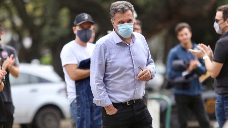 El nuevo presidente de Newell's votó, esperó y celebró su triunfo. 