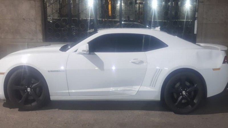 El auto con el que un hombre atropelló a una mujer policía en un operativo.